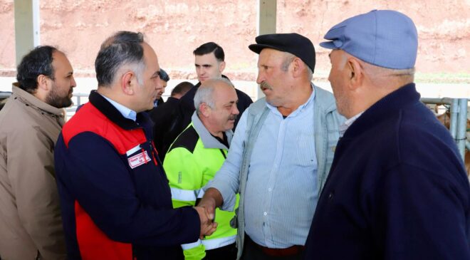 Vali Hüseyin Çakırtaş Canlı Hayvan Pazarında, Hem Kurbanlıkları İnceledi Hem Bayramlaştı!