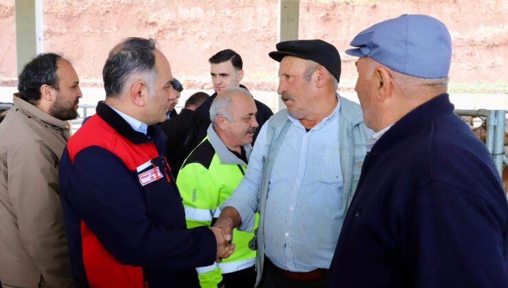Vali Hüseyin Çakırtaş Canlı Hayvan Pazarında, Hem Kurbanlıkları İnceledi Hem Bayramlaştı!