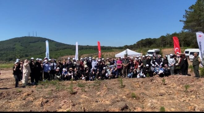 Liseli Gençlere Hem Çapalama Hem Yangın Eğitimi