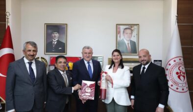 Bakan Bak’a Asırlık Simgeli Takdim!