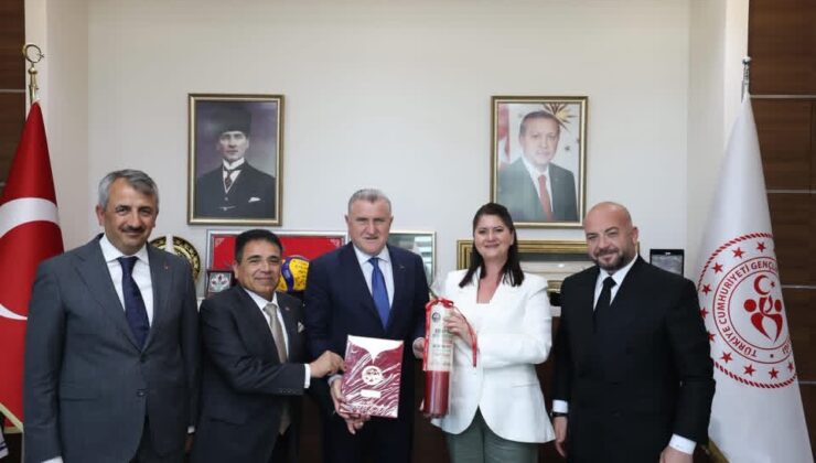 Bakan Bak’a Asırlık Simgeli Takdim!