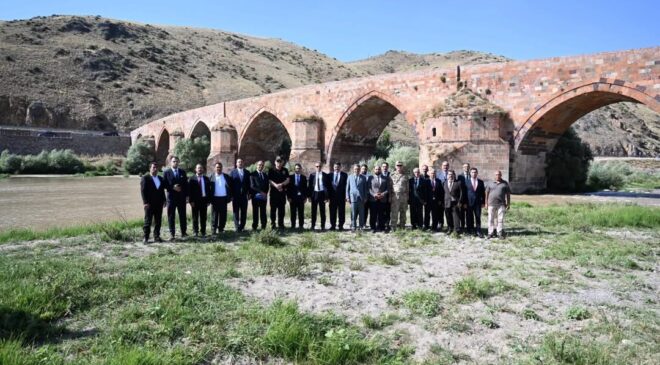 Erzurum Valisi Aydın Baruş Tarihî Çobandede Köprüsü’nde İncelemelerde Bulundu