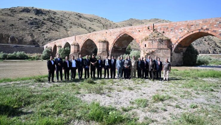 Erzurum Valisi Aydın Baruş Tarihî Çobandede Köprüsü’nde İncelemelerde Bulundu