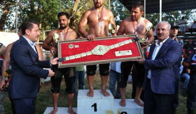 ÇARDAK ER MEYDANI’NDA ALTIN KEMER FEYZULLAH AKTÜRK’ÜN!