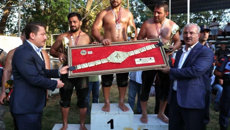 ÇARDAK ER MEYDANI’NDA ALTIN KEMER FEYZULLAH AKTÜRK’ÜN!